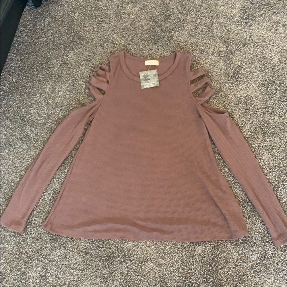 Dusty rose light sweater with shoulder cut outs